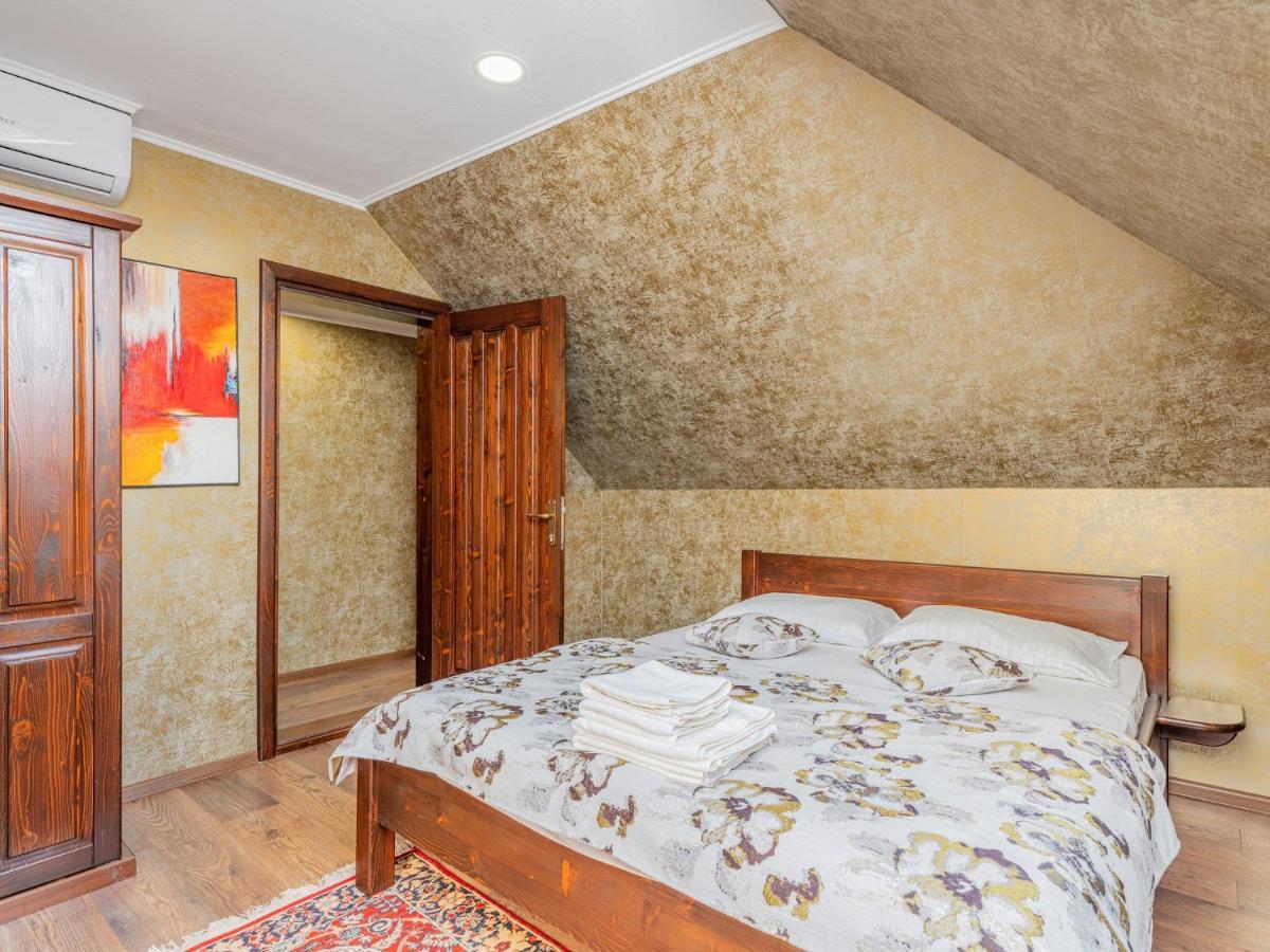 Casa Saraste Hotel Rîşnov Екстериор снимка