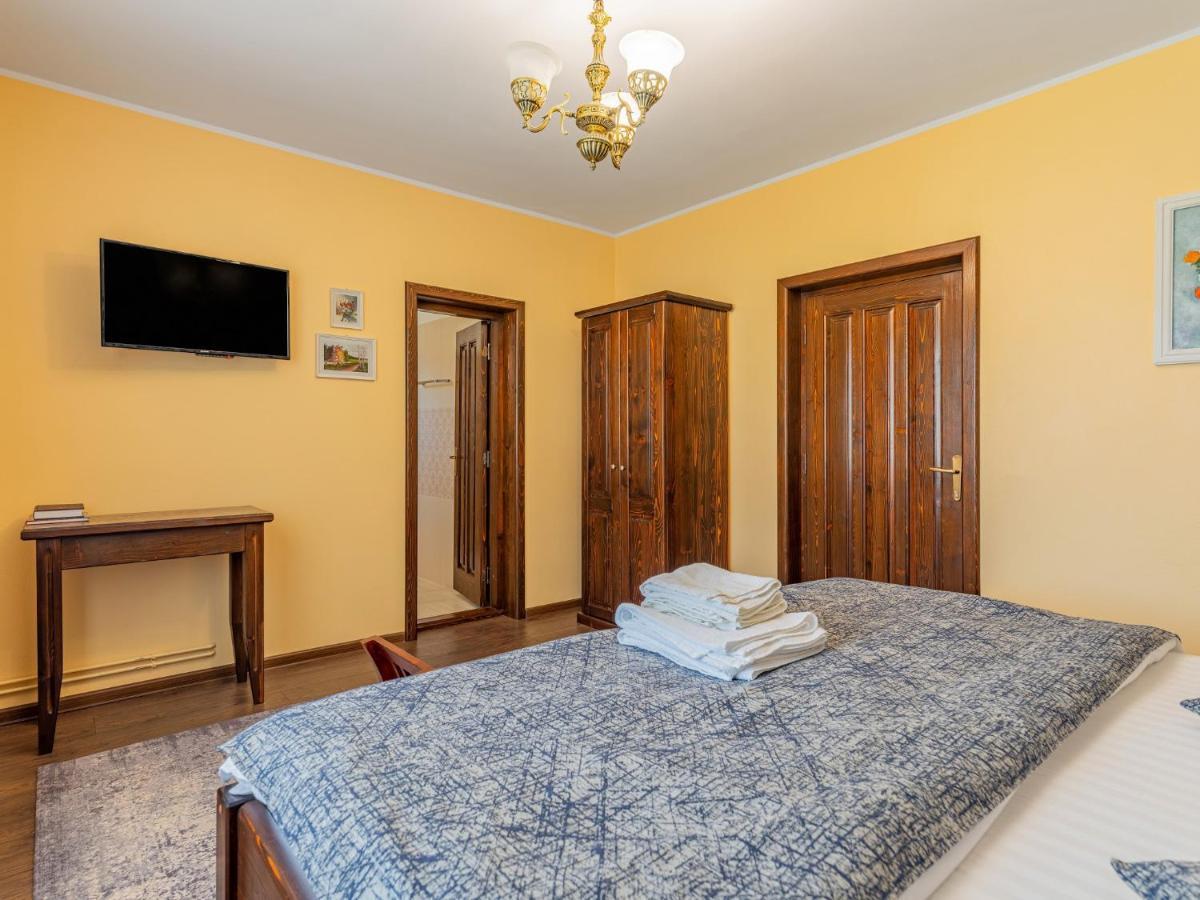 Casa Saraste Hotel Rîşnov Екстериор снимка