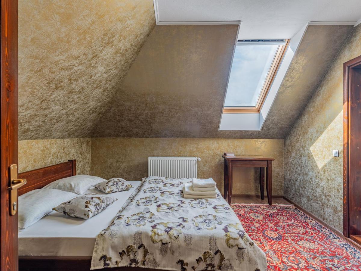 Casa Saraste Hotel Rîşnov Екстериор снимка