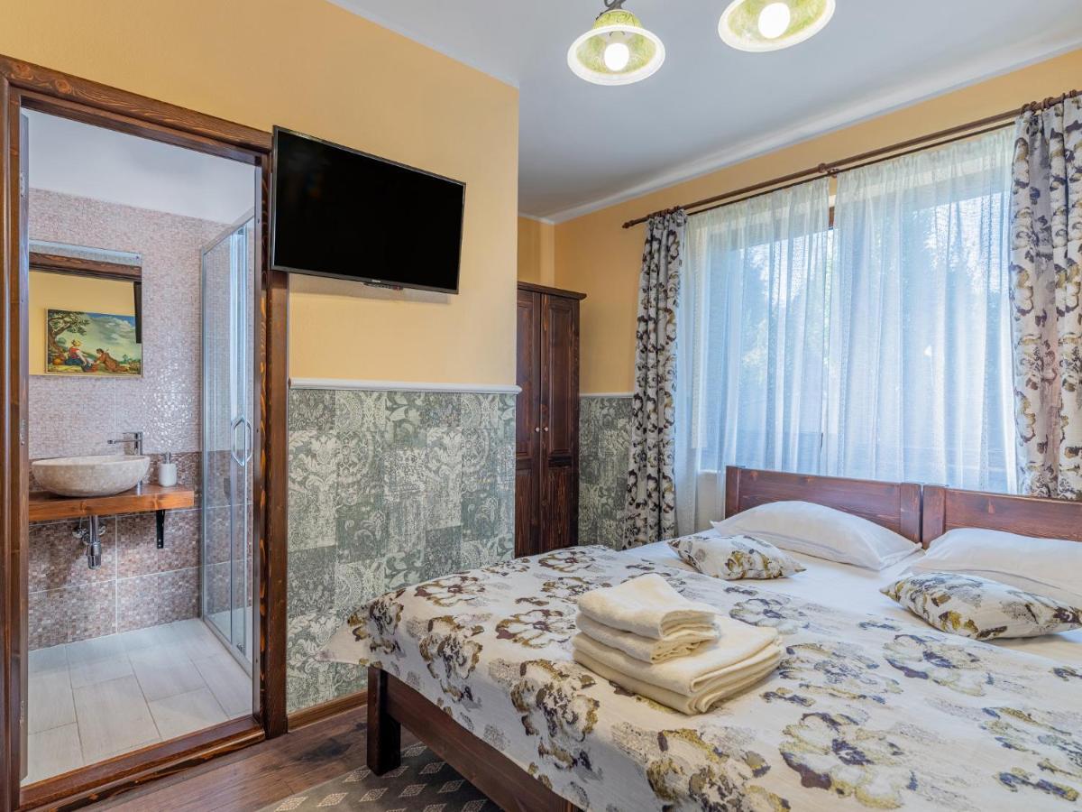 Casa Saraste Hotel Rîşnov Екстериор снимка