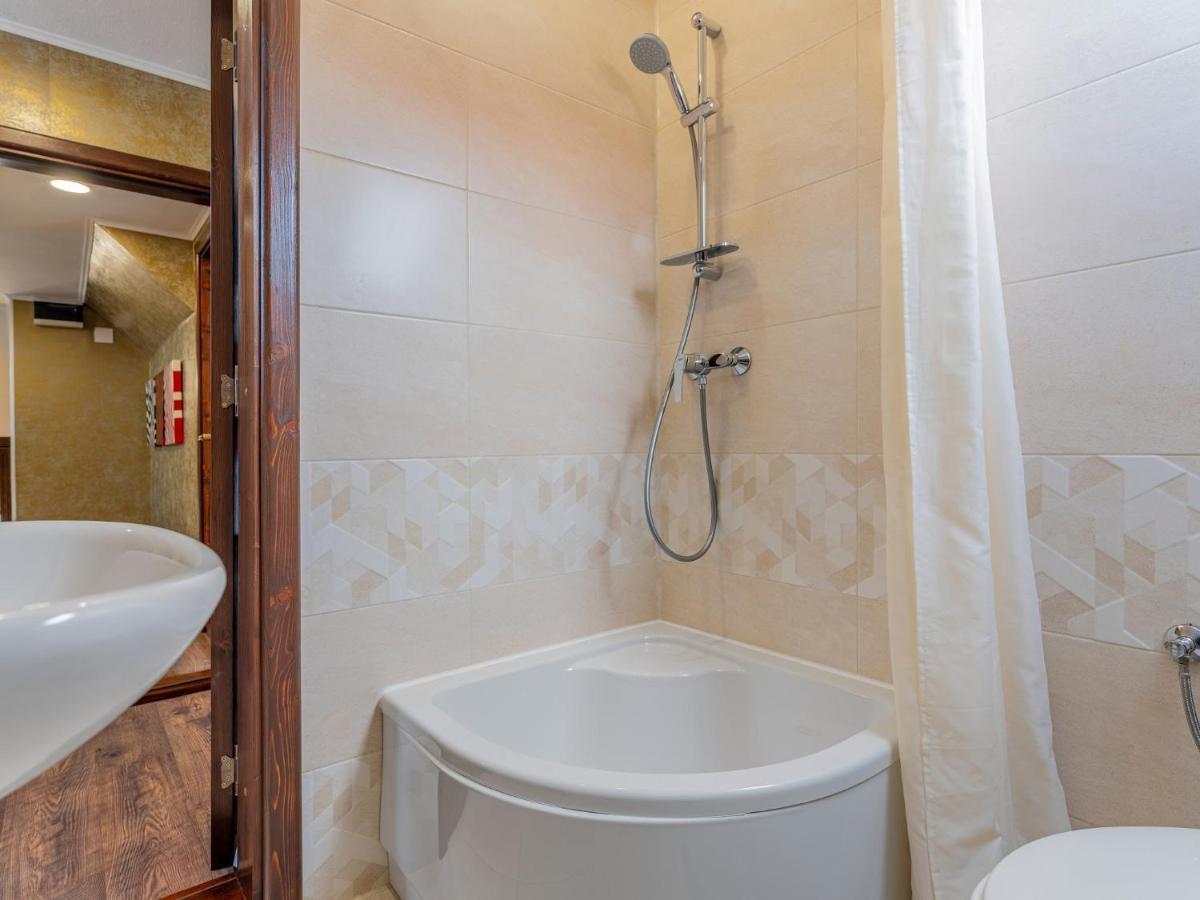 Casa Saraste Hotel Rîşnov Екстериор снимка